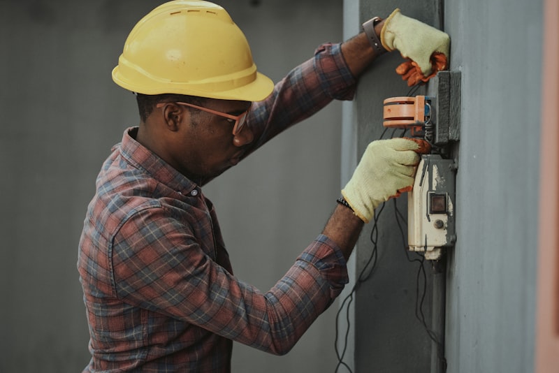 Técnico experto reparando electrodomésticos Whirlpool